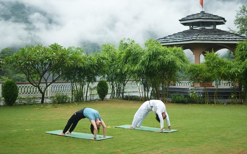 Best Time for Yoga in Rishikesh – A Complete Guide by Abhayaranya