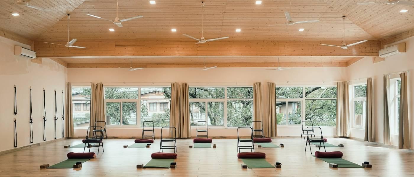 yogashala-and-facilities-at-yoga-teacher-training-india.jpg