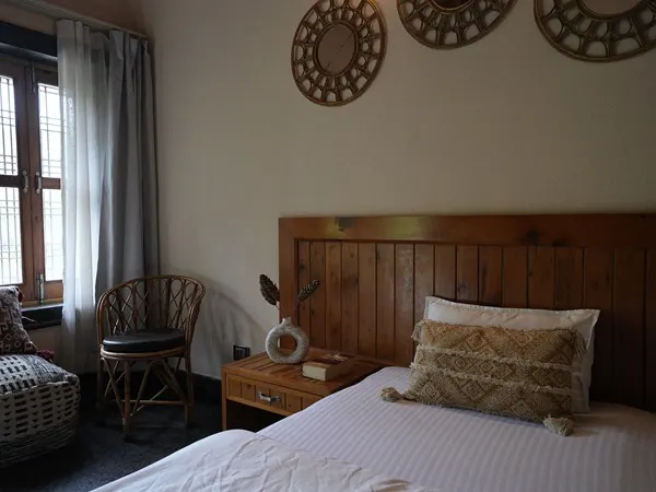 Private room with amenities for yoga teacher training Private room with modern amenities for yoga training students